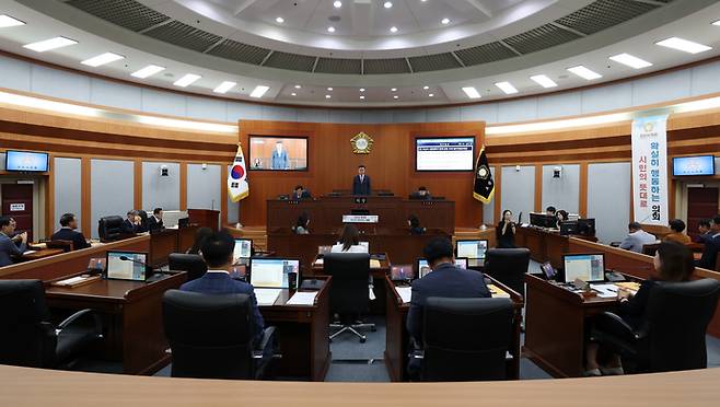 오산시의회가 '오산시 고문변호사 등에 관한 조례 일부개정 조례안'이 재상정되는 제296회 임시회를 열고 있다. 사진=오산시의회