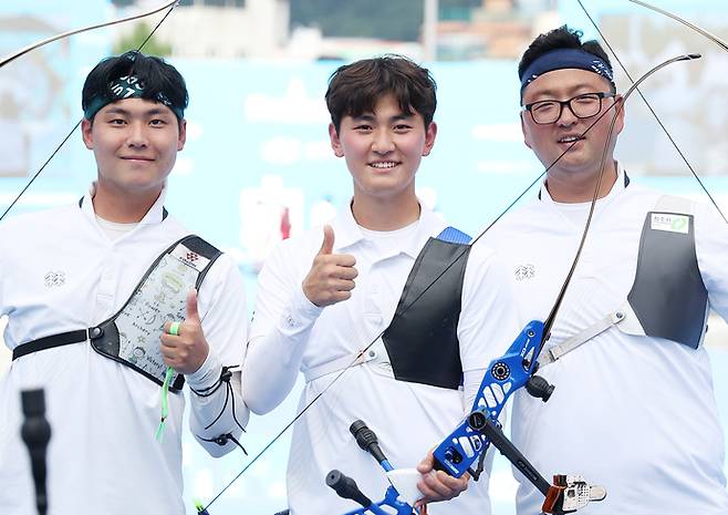 10일 광주 동구 국립아시아문화전당 5·18민주광장에서 열린 2025 세계양궁선수권대회 남자 단체전 결승에서 승리한 한국 선수들이 기뻐하고 있다. 왼쪽부터 이우석, 김제덕, 김우진. 연합