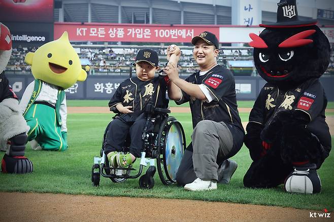 지난 9일 수원 케이티위즈파크에서 열린 두산 베어스와의 홈 경기서 뒤센근이영양증을 앓고 있는 난치병 환아 김도겸 군이 시구하고 있다. 사진=KT위즈