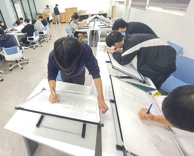 천안공고 건축디자인과 학생들이 도면을 설계하고 있다. /충남교육청 제공