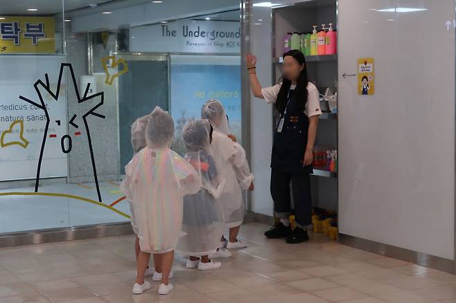 지난 주말 광주 금남 지하상가 '빛나는 아이나라' 체험 공간에서 어린이들이 드로잉 체험을 진행하고 있다. 사진=조정민 기자