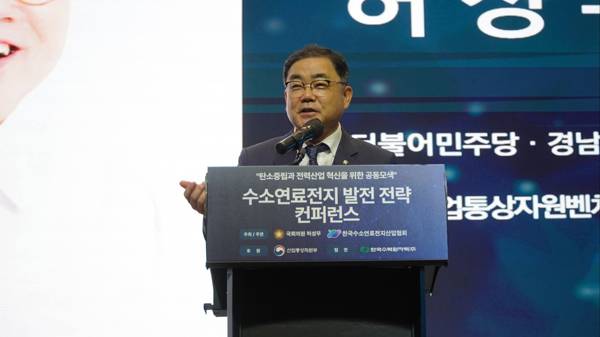 지난 9일 수소연료전지 발전 전략 컨퍼런스에서 허성무 의원이 인사말을 하고 있다. / 허성무 의원실