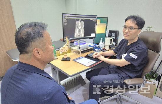 ▲ 울산제일병원 비뇨의학과 전문의 최영훈 과장이 비뇨기 질환으로 내원한 환자와 상담하고 있다.