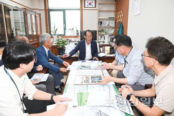 울산시의회 강대길 의원이 10일 시의회 2층 의원연구실에서 울산 울주군 웅촌면 오복마을 자연재해위험개선지구 정비 사업 현황을 논의했다. 시의회 제공