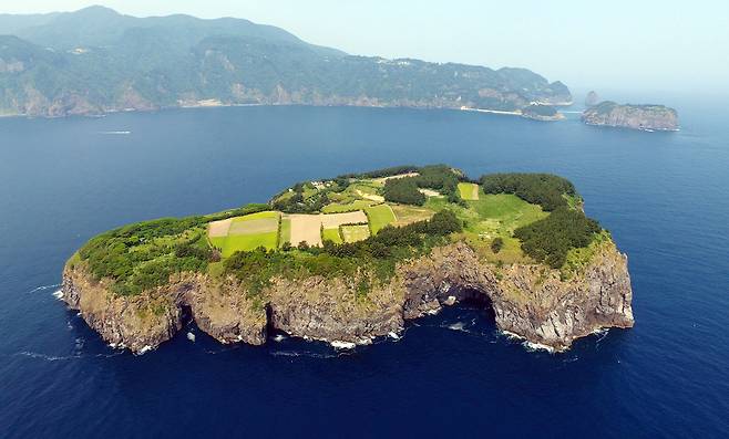 울릉도 부속 도서 중 가장 큰 섬인 죽도. 1가구가 살고 있다. /김두한 기자