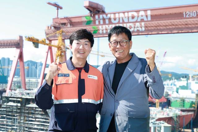 HD현대 조선업 분야 첫 ‘부자(父子) 명장’이란 타이틀을 얻은 고민철(아들·왼쪽) 명장과 고윤열(아버지) 명장. HD현대중공업 제공