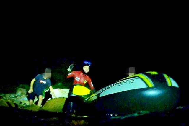 거제구조라해수욕장에서 고무튜브를 타고 물놀이하던 10대 2명이 조류에 떠밀려 무인도에 고립됐다가 해경에 구조됐다. 통영해양경찰서 제공