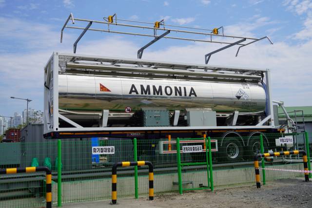 이동형 기반 선박용 암모니아 연료 급유 벙커링 구축 및 안전성 실증 현장. 부산시 제공