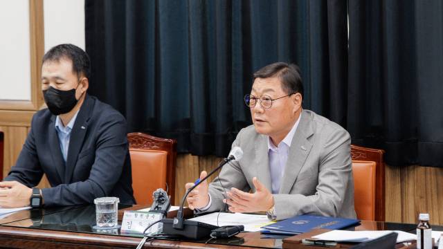 김윤철 합천군수가 10일 합천호텔사건 소송 종결과 관련 브리핑을 하고 있다./합천군/