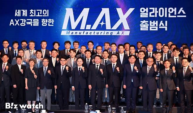 김정관 산업통상자원부 장관과 최태원 대한상공회의소 회장 겸 SK그룹 회장을 비롯한 내빈들이 10일 서울 중구 웨스틴조선호텔에서 열린 제조 인공지능 전환(AX) 얼라이언스 출범식에 참석해 기념촬영을 하고 있다. /사진=이명근 기자 qwe123@