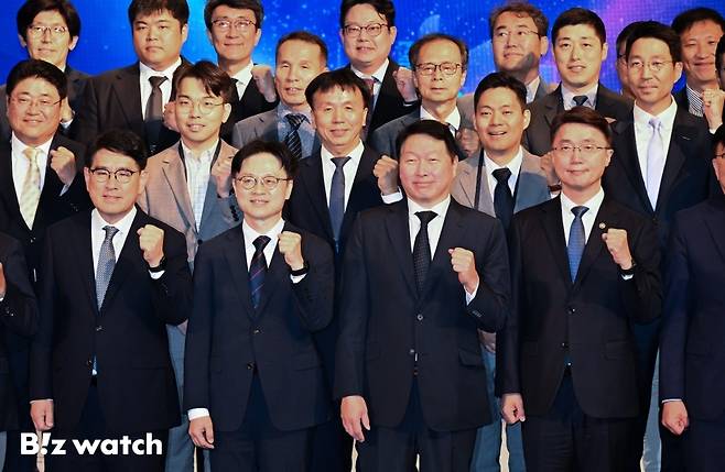 김정관 산업통상자원부 장관과 최태원 대한상공회의소 회장 겸 SK그룹 회장을 비롯한 내빈들이 10일 서울 중구 웨스틴조선호텔에서 열린 제조 인공지능 전환(AX) 얼라이언스 출범식에 참석해 기념촬영을 하고 있다. /사진=이명근 기자 qwe123@