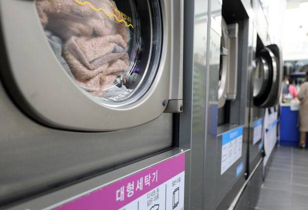 경기도 고양시의 한 코인 빨래방에서 세탁기가 작동되고 있다. (사진=뉴스1)