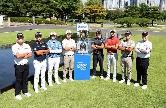 10일 신한동해오픈 개막에 앞서 열린 포토콜에 참석한 선수들이 선전을 다짐하고 있다. 왼쪽부터 김민수(A), 옥태훈,김성현, 송영한, 이시카와 료, 사돔 깨우깐자나, 김홍택, 유민혁(A). (사진=KPGA)