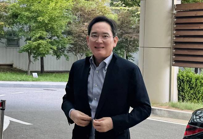 이재용 삼성전자 회장이 지난 7월 29일 서울 강서구 서울김포비즈니스항공센터(SGBAC)를 통해 미국 워싱턴DC로 출국하고 있다. (사진=연합뉴스)