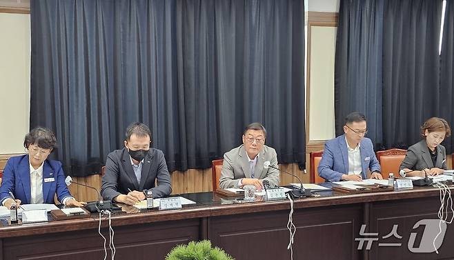 김윤철 합천군수(가운데)가 10일 군청 소회의실에서 브리핑을 열고 '합천 호텔 사건'의 항소 취하에 대해 설명하고 있다. 2025.9.10/뉴스1 한송학기자