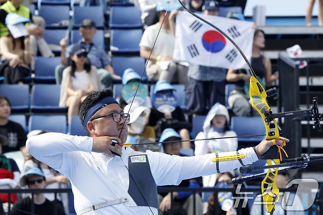 10일 오후 광주 동구 5·18민주광장에서 열린 2025 세계양궁선수권대회 리커브 남자 단체전 결승에서 한국 김우진이 화살을 쏘고 있다. 2025.9.10/뉴스1 ⓒ News1 김태성 기자