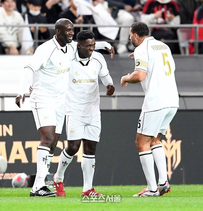 클라렌스 세이도르프(가운데)가 20일 서울월드컵경기장에서 열린 FC 스피어와 쉴드 유나이티드의 ‘2024 넥슨 아이콘 매치’에서 추가골을 넣은 뒤 야야 투레(왼쪽), 리오 퍼디난드와 함께 기뻐하고 있다. 박진업 기자 upandup@sportsseoul.com