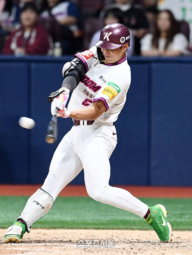 키움 송성문이 9일 서울 고척스카이돔에서 열린 2025 KBO리그 LG와 경기 6회말 무사 1-2루 상황에서 LG 장현식을 상대로 1타점 적시타를 치고 있다. 고척 | 박진업 기자 upandup@sportsseoul.com