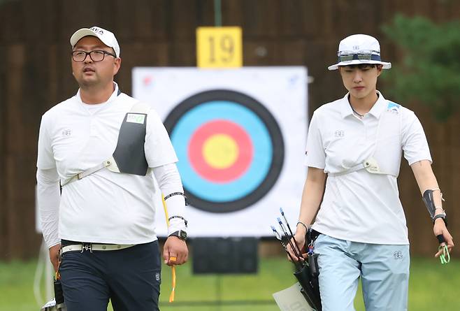 김우진(왼쪽)과 안산. 광주 | 연합뉴스