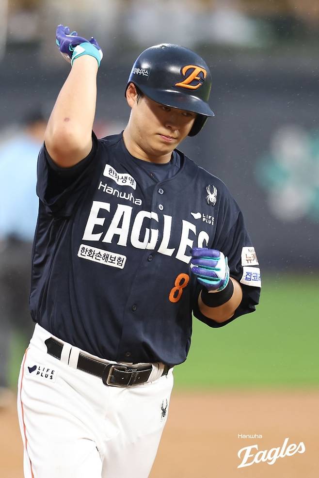 노시환이 3루 베이스를 돌며 세리머니를 펼치고 있다. 사진 | 한화 이글스