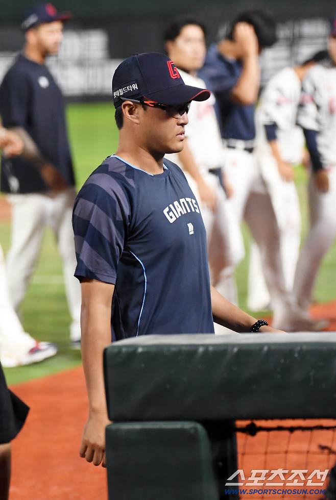 부담감을 이겨내지 못한 안경 에이스 박세웅은 4이닝 5실점 패전투수가 됐다.