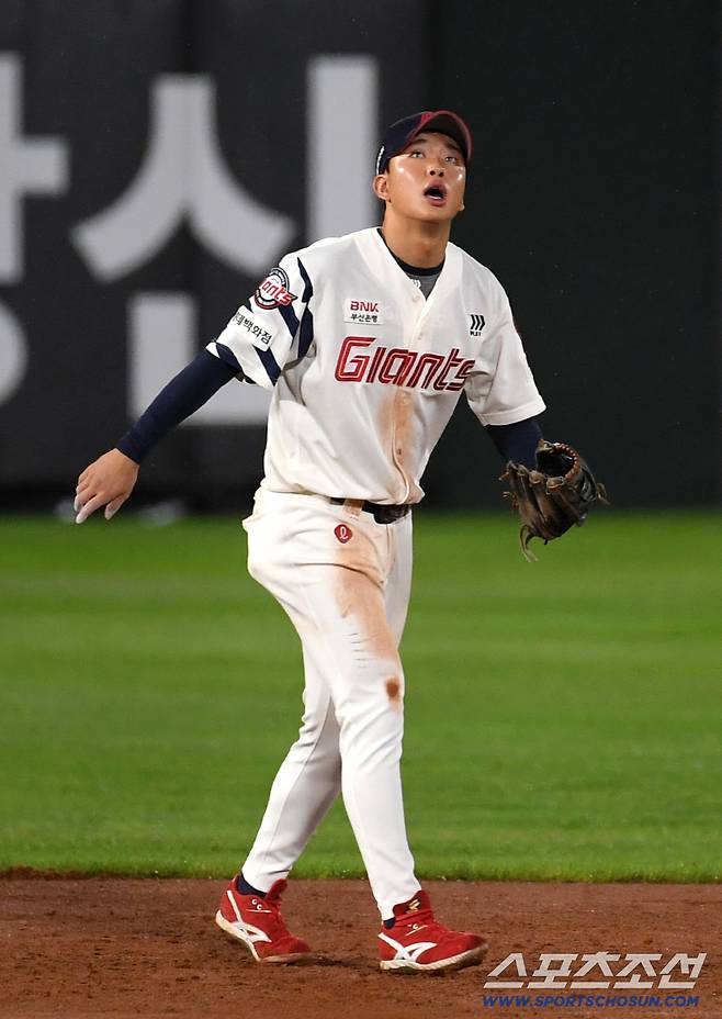 롯데 유격수 이호준은 송구 실책 후 자책했다.