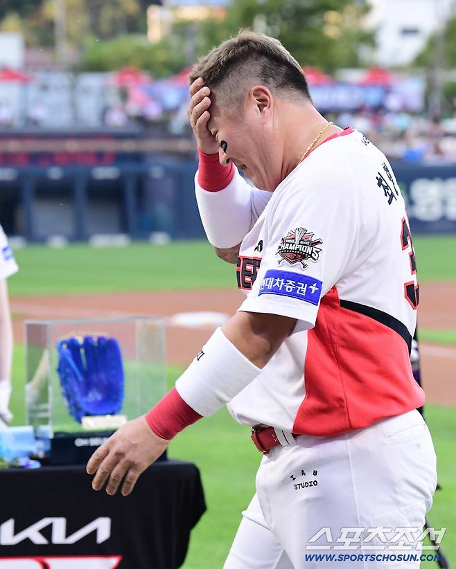 10일 광주 기아챔피언스필드에서 열린 KIA와 삼성의 경기. 삼성 오승환 은퇴투어 행사가 열렸다. 오승환에게 개인적인 감사패 건네고 눈물 보인 KIA 최형우. 광주=송정헌 기자songs@sportschosun.com/2025.09.10/