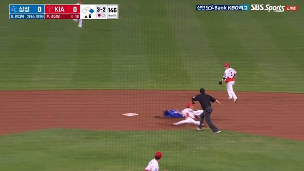 몸을 던져 태그플레이를 완성하는 박찬호. ⓒTVING