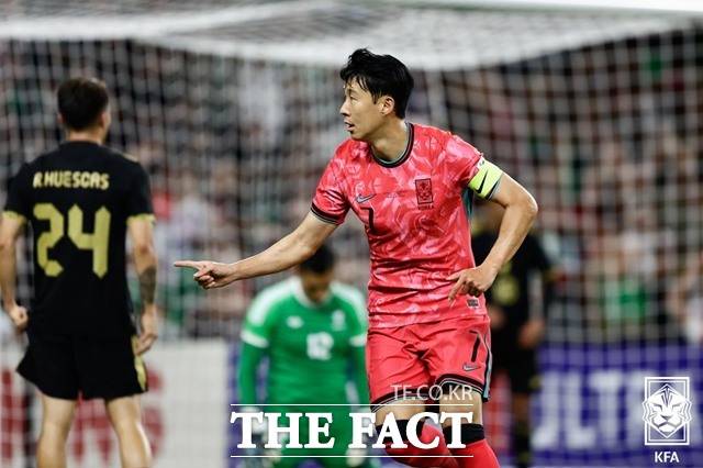 한국축구의 '캡틴' 손흥민이 10일 멕시코와 친선경기 후반 20분 오현규의 도움을 받아 1-1 동점골을 터뜨린 뒤 세리머니를 펼치고 있다./내슈빌=KFA