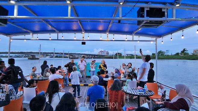 선셋 리버 크루즈에 타면 해질녁 강변 노을 풍경과 함께 쿠칭 전동 공연을 즐길 수 있다. 공연 마직막에는 탑승객이 함께 어울려 춤추며 흥겨움을 만끽할 수 있다.