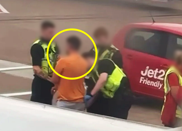 비행기에서 난동을 부리다 체포된 남성. 더선