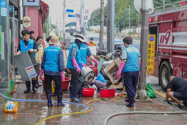 군산시 자원봉사자들이 폭우 피해 복구 작업을 돕고 있다. /뉴스1