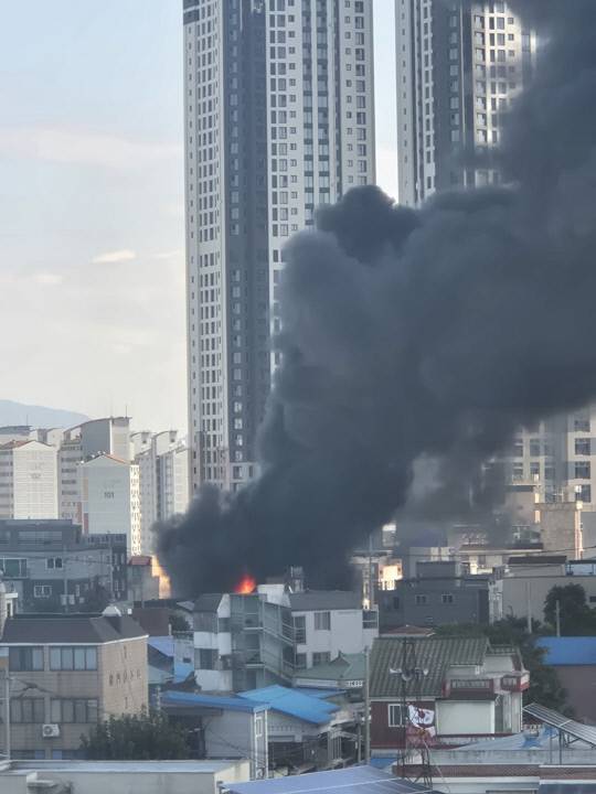 10일 낮 12시14분쯤 아산시 모종동의 한 타일소매점 창고에서 화재가 발생해 검은 연기가 치솟고 있다. 독자 제공