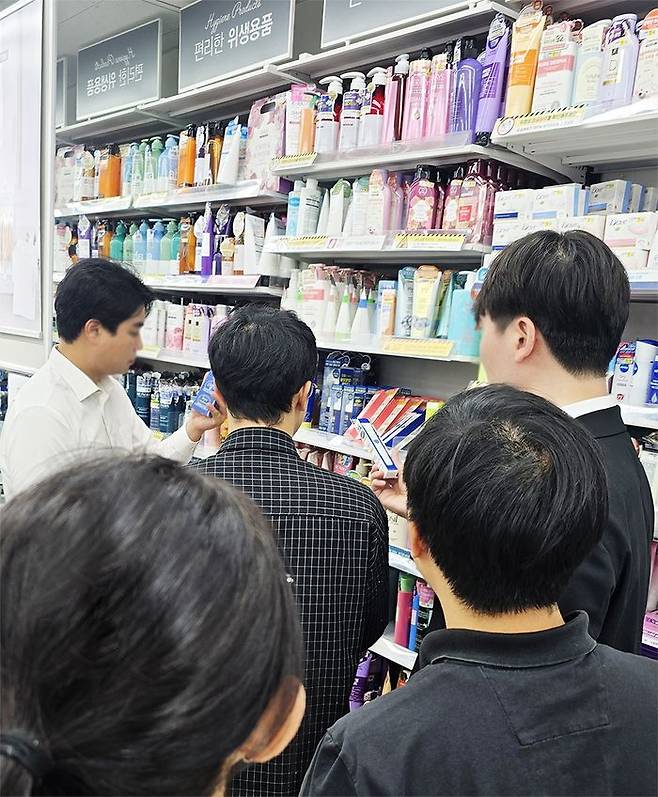 모다모다 제품을 구매하기 위해 줄을 선 모습, 인기 대폭발. ⓒ모다모다