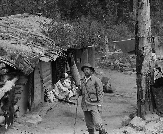 1917년 함경북도 무산군을 조사 중인 어니스트 헨리 윌슨. 국립수목원·아널드수목원 제공