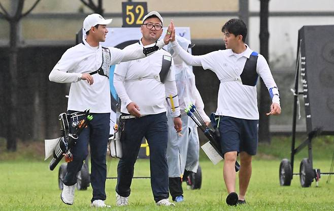 9일 오후 광주 남구 광주국제양궁장에서 열린 광주2025현대세계양궁선수권대회 리커브 남자 단체전 4강전, 대한민국 남자 국가대표팀이 결승에 진출한 뒤 환호하고 있다. 왼쪽부터 이우석·김우진·김제덕. 2025.09.09. [광주=뉴시스]