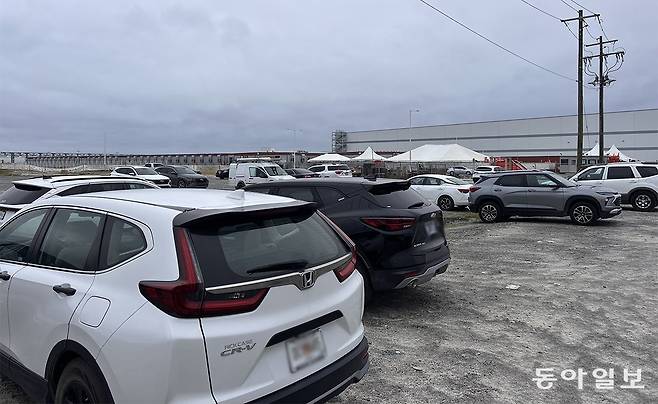 8일(현지 시간) 미국 조지아주 엘라벨의 현대자동차-LG에너지솔루션 합작 배터리 공장(HL-GA) 임시 주차장. 건설 현장에 투입된 한국인 근로자들이 이용한 것으로 보이는 차량들이 주차돼 있다. 4일 미 이민당국의 불법 체류자 단속으로 한국인 300여 명이 불시에 체포되면서 빈 차들이 주차장에 방치돼 있었다. 엘라벨=임우선 특파원 imsun@donga.com