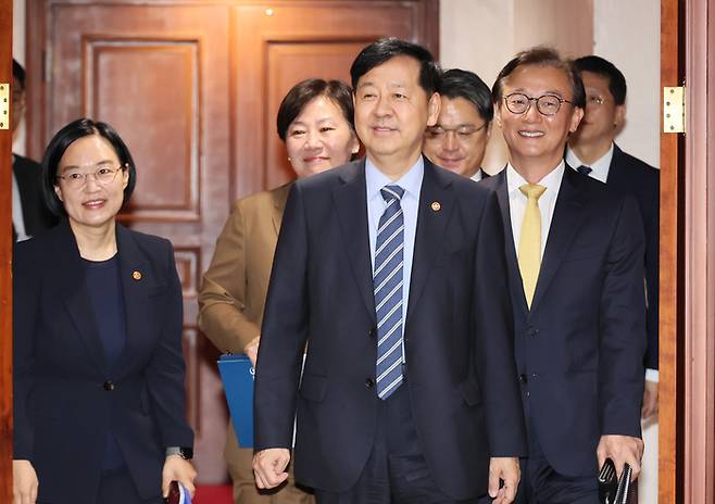 구윤철 부총리 겸 기획재정부 장관이 10일 서울 종로구 정부서울청사에서 열린 성장전략TF 겸 산업경쟁력강화 관계장관회의에 한성숙 중소벤처기업부 장관, 송미령 농림축산식품부 장관, 전재수 해양수산부 장관 등과 함께 참석하고 있다. 연합뉴스.