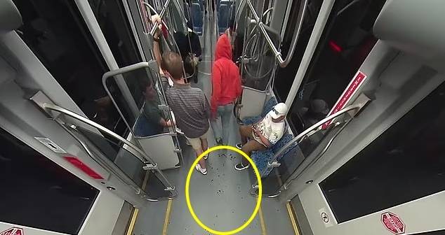 8월 22일(현지시간) 미국 노스캐롤라이나주에서 발생한 전철 살인사건 용의자가 지나간 자리에 핏방울이 떨어지는 모습. 사진=Charlotte Area Transit System