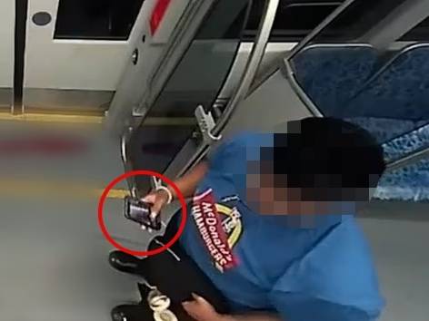 8월 22일(현지시간) 미국 노스캐롤라이나주에서 발생한 전철 살인사건 현장을 촬영하고 있는 승객. 사진=데일리메일 캡처