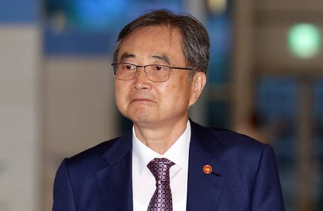 조현 외교부 장관이 지난 8일 오후 인천공항에서 미국 이민 당국의 한국인 노동자 구금 관련 협의를 위해 미국 워싱턴 D.C로 출국 하고 있다. 뉴스1