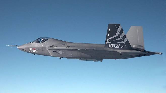 국산 초음속전투기 '보라매'(KF-21) 시제 1호기가 17일 첫 초음속 비행에 성공했다. 사진은 KF-21 시제 1호기 초음속 비행 모습. 방위사업청 제공영상 캡처
