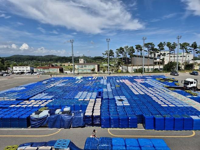 극심한 가뭄으로 재난사태가 선포된 강원 강릉을 돕기위해 전국 각지에서 보내온 생수가 강릉아레나 주차장에 가득 쌓여있다. 뉴스1