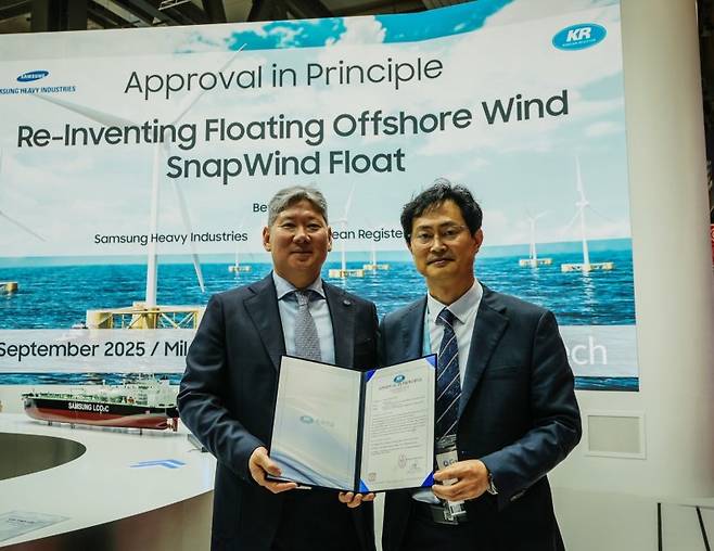 지난 9일 '가스텍 2025'에서 열린 개념 승인(AIP) 수여식에서 KR 이영석 부사장(왼쪽)과 삼성중공업 장해기 부사장이 기념사진을 촬영하고 있다. KR 제공