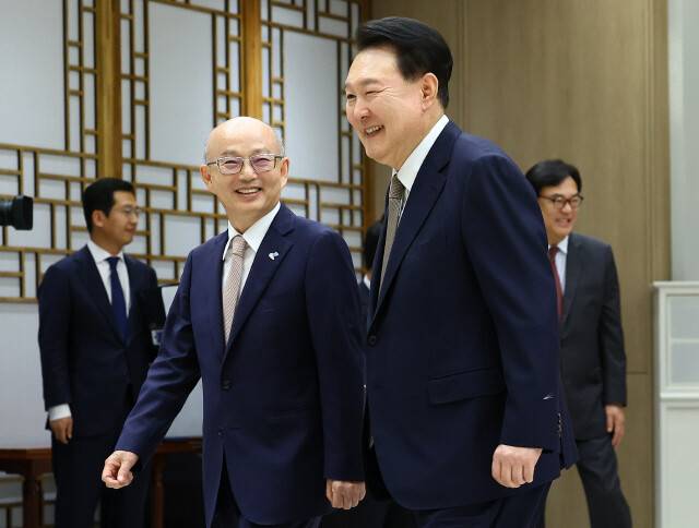 2024년 9월12일 안창호(왼쪽) 인권위원장은 대통령 윤석열로부터 인권위원장 임명장을 받았다. 두 사람이 환한 웃음을 지으며 환담장으로 이동하고 있다. 대통령실 사진기자단