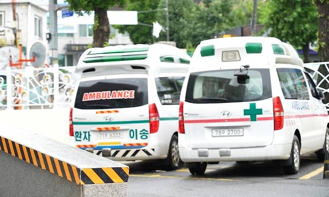 강원도 영월·평창·정선에서 심뇌혈관 환자 관외 이송률은 86.8%였다. 관외 이송률이 높을수록 중증 응급환자가 골든타임을 놓칠 위험도 높아졌다. 7월17일 영월의료원에 구급차들이 주차돼 있다. 위준영 김승하 피디 marco0428@hani.co.kr