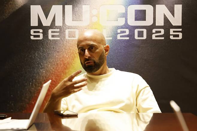 미국의 인디 레이블 엠파이어 창립자 가지 샤미가 10일 서울 용산구 하얏트호텔에서 인터뷰를 하고 있다. 한국콘텐츠진흥원 제공