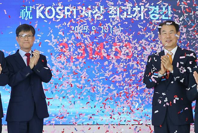 코스피가 종가 기준 사상 최고치를 기록한 10일 오후 부산 남구 한국거래소에서 정은보 한국거래소 이사장을 비롯한 관계자들이 축하 세리머니를 하고 있다. 연합뉴스