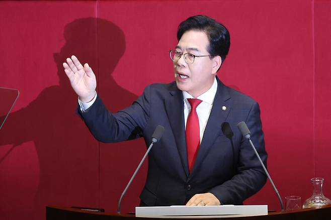 국민의힘 송언석 원내대표가 10일 서울 여의도 국회에서 열린 본회의에서 교섭단체 대표 연설을 하며 여당 의원들을 향해 목소리를 높이고 있다. 연합뉴스