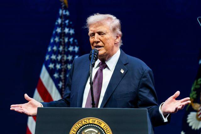 도널드 트럼프 미국 대통령이 8일 워싱턴 성경 박물관에서 열린 행사에서 연설하고 있다. 워싱턴=EPA 연합뉴스